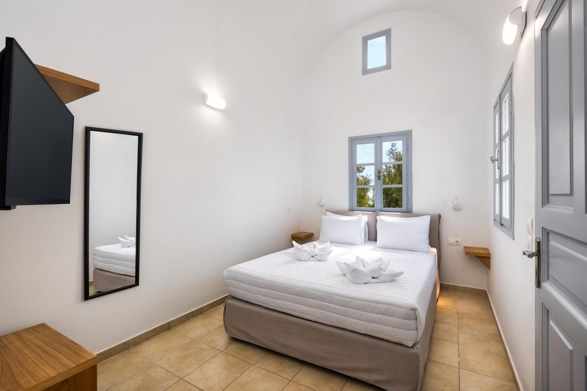 Hillside Elegance Suites Fira  Exterior photo