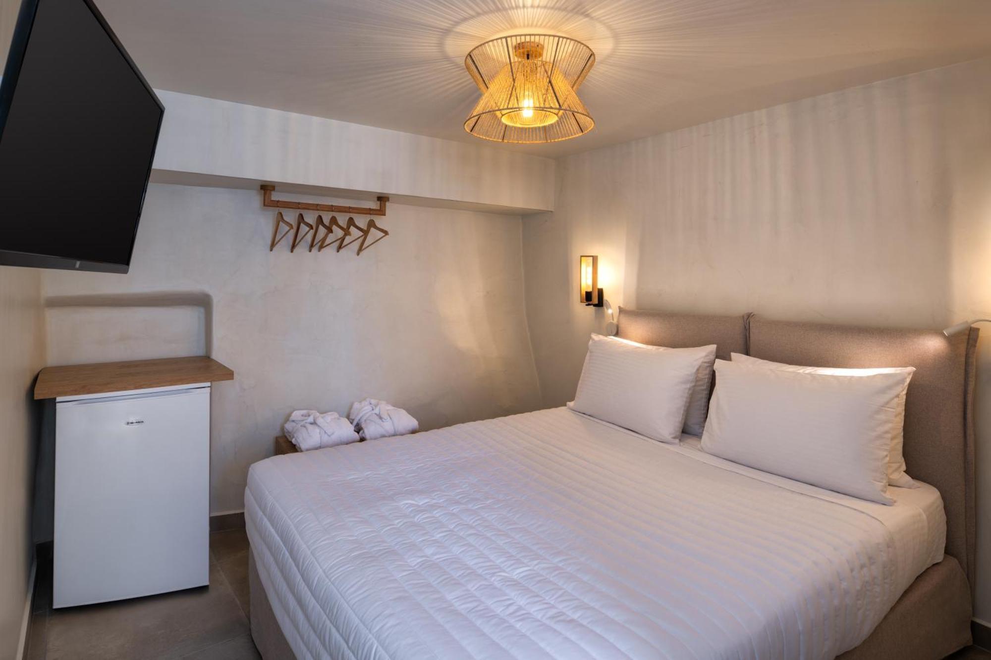 Hillside Elegance Suites Fira  Exterior photo